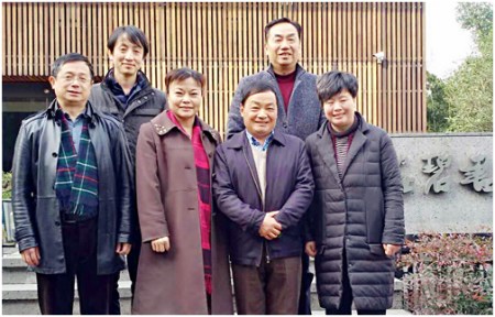 走訪慰問中國僑界“十杰”、全國政協(xié)委員、中國陶瓷藝術(shù)大師徐安碧(前排右2)