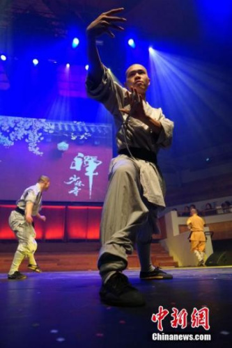 時值中荷兩國建立大使級外交關(guān)系45周年，“文化中國·四海同春”于2月4日晚亮相荷蘭烏特勒支，來自中國的傳統(tǒng)文化精粹吸引了眾多當(dāng)?shù)赜^眾。圖為少林武僧功夫表演。<a target='_blank' >中新社</a>記者 付強 攝