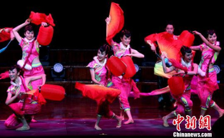 喜慶的開場舞《張燈結彩》 賴海隆 攝