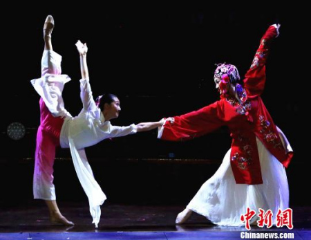 華星藝術團演出的雙人舞《粉墨情緣》?！≠嚭Ｂ?攝