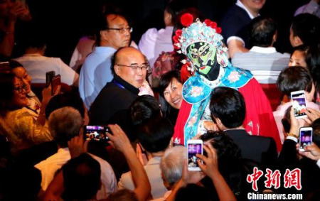 川劇表演藝術家張琦在觀眾熱烈的掌聲和叫好聲中走下舞臺，與觀眾近距離互動?！≠嚭Ｂ?攝