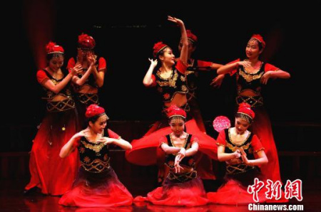 華星藝術團演出的新疆舞蹈《花兒為什么這樣紅》?！≠嚭Ｂ?攝