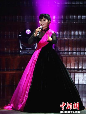 著名女高音歌唱家，國家一級演員殷秀梅在演唱中?！≠嚭Ｂ?攝