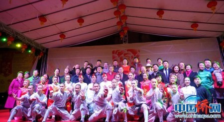 中國僑網(wǎng)2月13日電 當(dāng)?shù)貢r間2月12日晚，2017年“文化中國·四海同春”歐洲二團馬德里專場演出落下帷幕，標志著“四海同春”英國、荷蘭、西班牙三國訪演圓滿收官。圖為現(xiàn)場合影。(付強 圖/文)