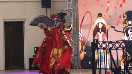 活動(dòng)當(dāng)日主辦方特地準(zhǔn)備極富中華文化特色的變臉秀，許多老外第一次觀賞，直呼精彩。(記者莊婷／攝影)