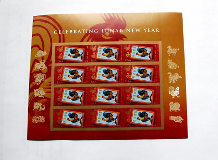 美國郵政發(fā)行的慶賀中國農(nóng)歷新年的雞年郵票紀(jì)念張，售價(jià)為六美元。（張大衛(wèi)攝）