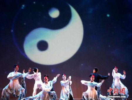  當(dāng)?shù)貢r間2月2日晚，“四海同春”海外訪演首次亮相英國第二大城市伯明翰，由河南歌舞演藝集團(tuán)與嵩山少林寺聯(lián)袂帶來的富有中華韻味的節(jié)目收獲如潮好評，助中華文化在海外實力“圈粉”。圖為伯明翰榮譽市長Carl Rice攜夫人與少林武僧合影。 <a target='_blank' >中新社</a>記者 付強(qiáng) 攝