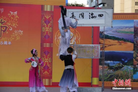  1月7日，第11屆“名古屋中國春節(jié)祭”在名古屋久屋廣場公園開幕，吸引眾多當(dāng)?shù)厝A僑華人和日本民眾前來體驗傳統(tǒng)“中國年”。圖為大木偶特技表演《桃花韻·書藝》。<a target='_blank' >中新社</a>記者 陸春艷 攝 
