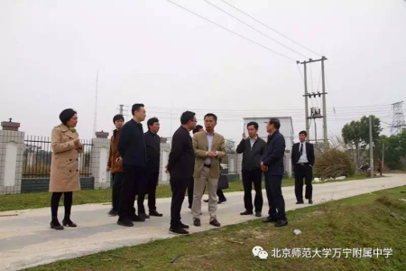 　　與會(huì)人員實(shí)地調(diào)研北師大附小、幼兒園的用地選址。