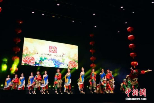 當(dāng)?shù)貢r(shí)間2月7日晚，農(nóng)歷正月十一，2017年“文化中國·四海同春”大型慰僑演出在巴黎會(huì)議宮隆重舉行，為旅法僑胞獻(xiàn)上了一臺(tái)充滿中華文化魅力的藝術(shù)盛宴。<a target='_blank' >中新社</a>記者 龍劍武 攝