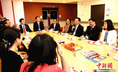 2月13日，中國國務(wù)院僑務(wù)辦公室副主任譚天星一行6人走訪位于悉尼懇思區(qū)華人服務(wù)社的總部。 <a target='_blank' >中新社</a>記者 賴海隆 攝