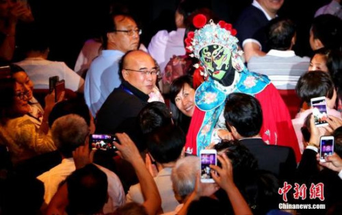 當(dāng)?shù)貢r(shí)間2月12日，由中國國務(wù)院僑務(wù)辦公室和中國海外交流協(xié)會(huì)主辦、澳大利亞南海文化傳媒集團(tuán)承辦、悉尼華星藝術(shù)團(tuán)協(xié)辦的2017年“文化中國·四海同春”大型歌舞音樂會(huì)在悉尼市政廳再度上演。圖為川劇表演藝術(shù)家張琦走下舞臺(tái)，與觀眾近距離互動(dòng)。<a target='_blank' >中新社</a>記者 賴海隆 攝