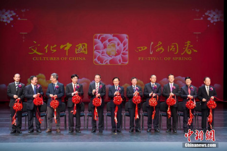“文化中國(guó)·四海同春”新春晚會(huì)在澳門精彩上演 澳門特區(qū)社會(huì)文化司司長(zhǎng)譚俊榮（右六）、國(guó)務(wù)院僑務(wù)辦公室副主任郭軍（左五）、中央人民政府駐澳門聯(lián)絡(luò)辦副主任陳斯喜（右五）、外交部駐澳特派員公署署理特派員蔡思平（左四）等嘉賓為演出剪彩。 <a target='_blank' >中新社</a>記者 龍土有 攝