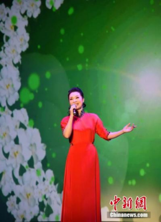 在洛杉磯專場，著名歌手呂薇演唱了《茉莉花》等歌曲。 <a target='_blank' >中新社</a>記者 張朔 攝