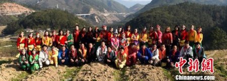 　　蒼南縣岱嶺畬族鄉(xiāng)坑門村“希望小學”50多位畢業(yè)生再聚 蕭云集 攝