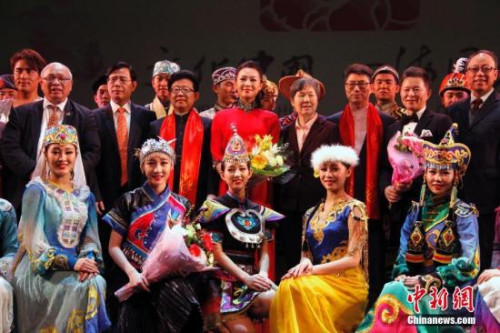 當(dāng)?shù)貢r(shí)間2月13日晚，2017“文化中國(guó)·四海同春”北美代表團(tuán)在加拿大溫哥華女王劇院上演大型歌舞劇《傳奇》，為溫哥華華僑華人送上新春祝福。圖為演出結(jié)束時(shí)中國(guó)駐溫哥華總領(lǐng)事劉菲（二排右四）、國(guó)務(wù)院僑辦宣傳司司長(zhǎng)許玉明（二排左三）、溫哥華中華會(huì)館理事長(zhǎng)姚崇英（二排右三）及一眾嘉賓與全體演員合影。演出團(tuán)由中央民族歌舞團(tuán)為主組成，同時(shí)包括有王宏偉（二排右二）、呂薇（二排左四）等中國(guó)內(nèi)地一流歌唱家。此次演出由中國(guó)國(guó)務(wù)院僑務(wù)辦公室、中國(guó)海外交流協(xié)會(huì)主辦，溫哥華中華會(huì)館承辦。 <a target='_blank' >中新社</a>記者 余瑞冬 攝