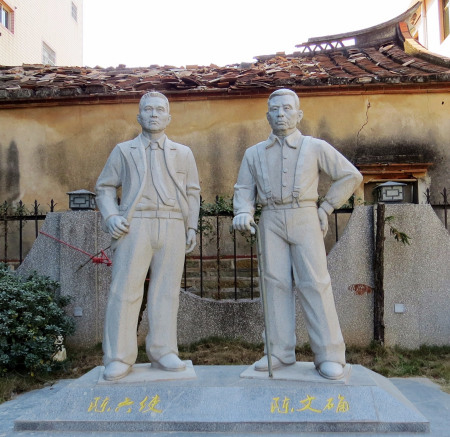 陳文確、陳六使塑像。（圖片來源：央廣網(wǎng)）