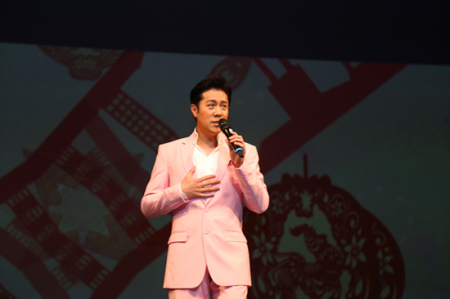 蔡國慶演唱歌曲《三百六十五個祝?！?圖片來源：歐洲時報記者夏曉彤 攝)