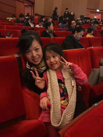 米蘭僑胞胡麗敏偕女兒早早便來到劇院，等待觀看表演。(圖片來源：歐洲時報記者盧嘉琦 攝)