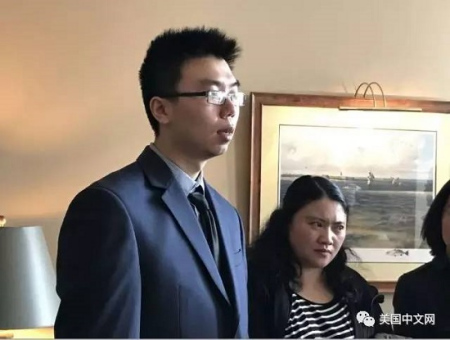 陳建生侄子陳天任與州議員談話。