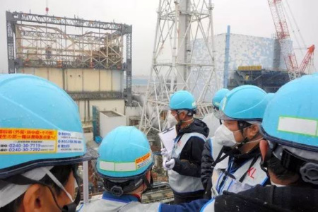 記者們在核電站采訪，該高處距2號機(jī)組約80米