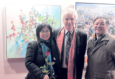 李中耀、李曉紅夫婦與高立昂在畫展上。(法國《歐洲時(shí)報(bào)》/黃冠杰 攝)