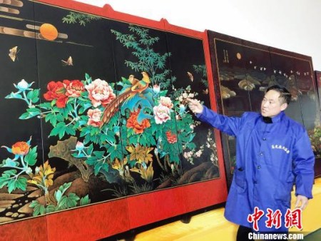 “大方彝族漆器髹飾技藝”貴州省級(jí)非遺代表性傳承人高光友制作的漆器。　楊云 攝
