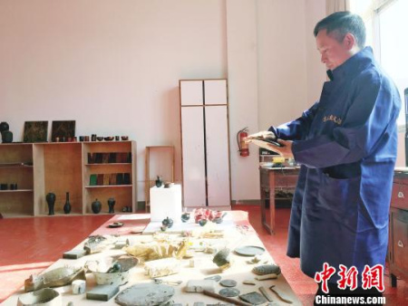 “大方彝族漆器髹飾技藝”貴州省級(jí)非遺代表性傳承人高光友制作漆器?！钤?攝