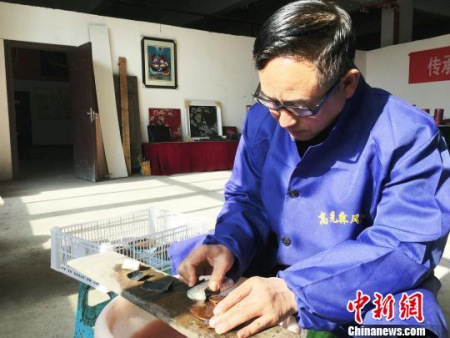 “大方彝族漆器髹飾技藝”貴州省級(jí)非遺代表性傳承人高光友制作漆器。　楊云 攝