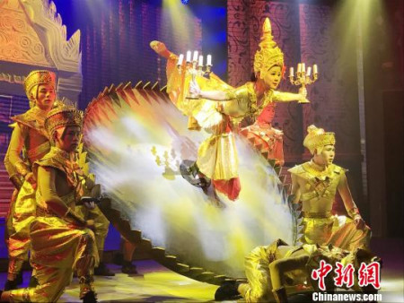 圖為具有柬埔寨宮廷舞蹈《夢(mèng)幻吳哥》?！＄娊ㄉ?攝