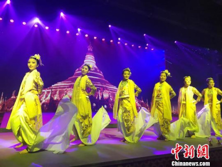 圖為緬甸特色舞蹈《水燈祈?！?。　鐘建珊 攝