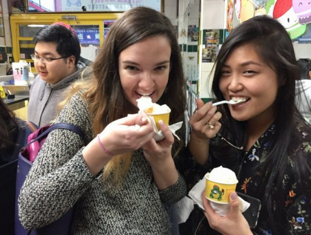 Julia Lee(右)帶著從西雅圖來紐約旅游的Rachel Becker(左)來到華埠玩，趁著天氣熱一起吃雪糕。(美國《世界日?qǐng)?bào)》/俞姝含 攝)