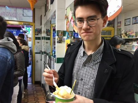 來紐約旅游的時(shí)樂因?yàn)樘鞖鉄?，特意找到華埠雪糕店吃荔枝雪糕。(美國《世界日?qǐng)?bào)》/俞姝含 攝)