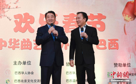 姜昆（左）與戴志誠(chéng)表演壓軸相聲《樂(lè)在其外》。 <a target='_blank' >中新社</a>記者 莫成雄 攝