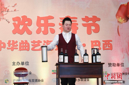 西優(yōu)秀青年魔術(shù)師歐曉斌表演脫口秀魔術(shù)《歐買(mǎi)嘎》。 <a target='_blank' >中新社</a>記者 莫成雄 攝