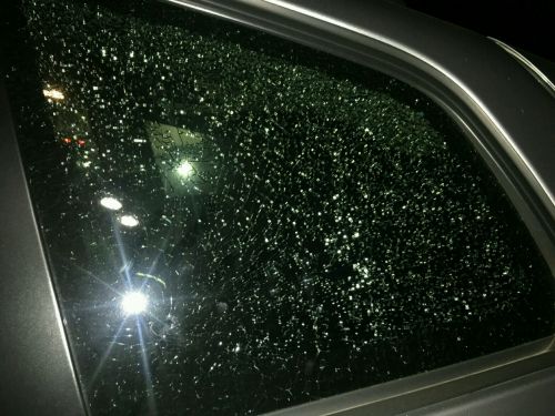 玻璃被砸碎的吉普車后窗。(美國(guó)《僑報(bào)》/于珣提供)