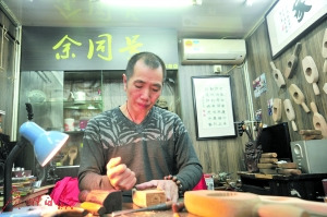 手工打造木制餅印的手藝人余兆基。