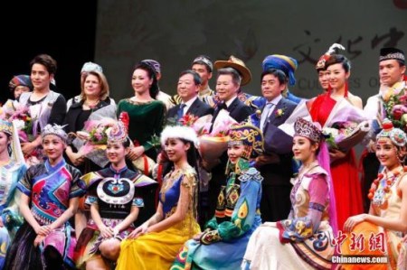 圖為演出結(jié)束后，中國駐卡爾加里副總領(lǐng)事高振廷(二排左四)等嘉賓與國僑辦宣傳司處長蔡勇(二排右三)，歌唱家呂薇(二排左三)、王宏偉(二排右四)及中央民族歌舞團(tuán)的演員們合影。<a target='_blank' >中新社</a>記者 余瑞冬 攝