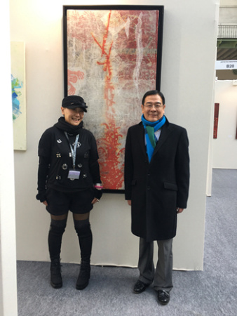 崔齊與中國駐法使館文化處李少平公參(右)在畫展現(xiàn)場。(圖片來源：歐洲時(shí)報(bào)記者孔帆 攝)