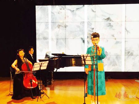 著名歌唱家胡曉晴在演唱。(美國(guó)《僑報(bào)》/林菁 攝)