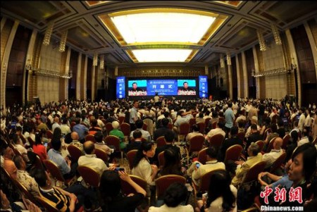 6月23日，第十六屆華僑華人創(chuàng)業(yè)發(fā)展洽談會在武漢開幕，本屆大會以“萬僑創(chuàng)新，共享機(jī)遇”為主題，吸引了來自60多個國家和地區(qū)的1000多位海外嘉賓、國內(nèi)2000多位代表參會。大會期間，將舉辦武漢論壇、“華創(chuàng)杯”創(chuàng)業(yè)大賽頒獎儀式、“僑夢苑”揭牌儀式、重點(diǎn)項(xiàng)目簽約以及專場論壇、項(xiàng)目推介洽談等活動。 <a target='_blank' >中新社</a>記者 張暢 攝