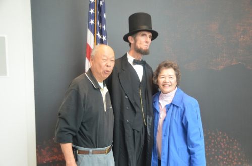 來自卡森市的第二代余姓華裔夫婦Bill & Margie Yee，在尼克松圖書館與“林肯總統(tǒng)”合照。(美國《世界日報》/王善言 攝)