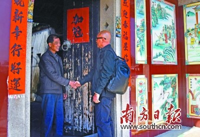  陳克湛(右)敲開(kāi)劉志信祖宅大門，尋訪回批后人。許端陽(yáng) 攝