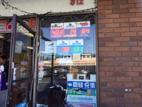 在蒙市一家書局門口貼出勁球獎(jiǎng)金破4億的標(biāo)識(shí)。 (美國《世界日報(bào)》/張宏 攝)