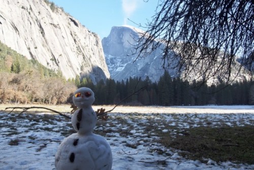 雪人與半圓頂(Half Dome)。（美國《世界日報》）