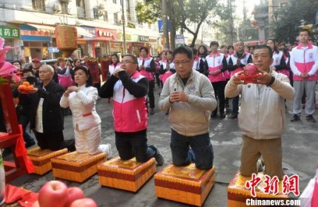 圖為兩岸信眾祭拜陳靖姑?！蚊?攝