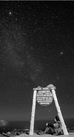 布雷在乞力馬扎羅營地仰望星空。 照片由本人提供