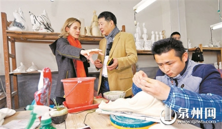 中法藝術(shù)家在陶瓷雕刻室里交流 中法藝術(shù)家在陶瓷雕刻室里交流
