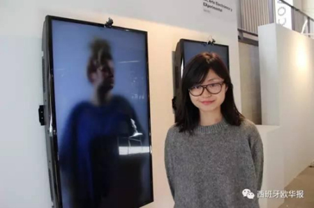 張婷與其作品Far and Near, You and Me合影 張婷與其作品Far and Near, You and Me合影