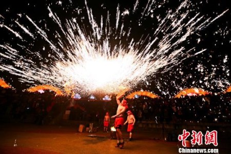 圖為重慶國家級非物質(zhì)文化遺產(chǎn)銅梁火龍表演?！詈閭?攝